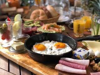 Frühstück mit Spiegeleiern