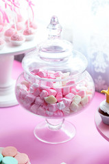 Obraz na płótnie Canvas pink marshmallow vase