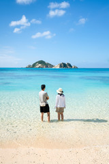 Touristen am Aharen Strand auf der Insel Tokashiki, Okinawa, Kerama Inseln, Japan