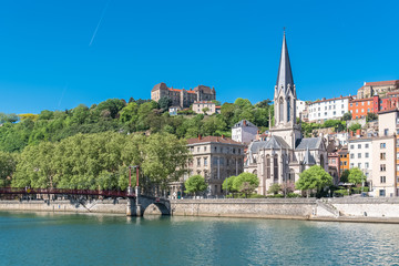 Obraz premium Vieux-Lyon, Saint-Georges church on the quay, colorful houses in the center 