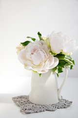 白い花瓶のシャクヤクの花