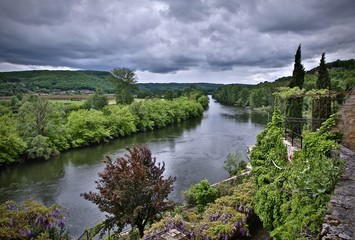 dordogne dans une ambiance nuageuse grondante