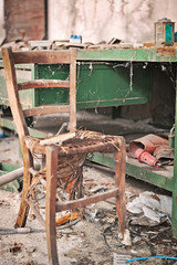 Vecchia Sedia in Officina abbandonata