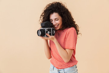 Obraz premium Pretty young curly woman photographer