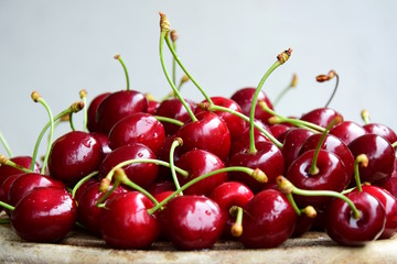 Leckere rote Kirschen auf Holzuntergrund