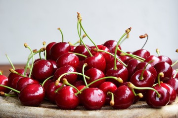Knackige rote Kirschen auf einem Holzbrett