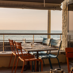 Tisch am Meer in der Abendsonne