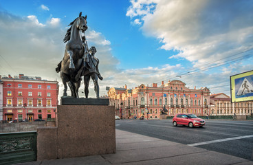 Кони Клодта на Аничковом мосту в Санкт-Петербурге и машины Sculptures of Klodt's horses