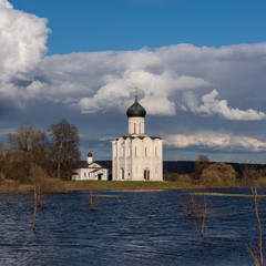 Fototapeta na wymiar The Church of the Intercession of the Holy Virgin on the Nerl River in Bogolubovo on a spring evening, Vladimir Region, Russia