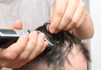 Obraz premium men's haircut with a typewriter