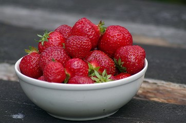 truskawka, owoc, jedzenie, słodki, pyszny, talerz,wiosna,