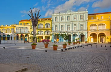 Foto auf Leinwand Plaza Vieja in Alt-Havanna Kuba © lindahughes