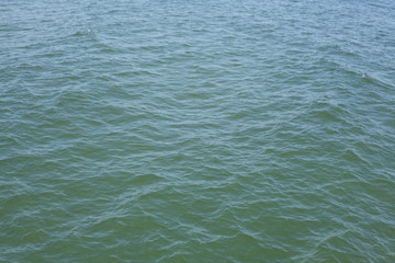 Stille blau-grüne Wasserfläche