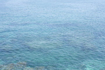 Stille blau-grüne Wasserfläche © detailfoto