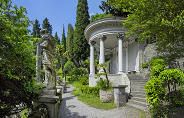 Schöner Rundtempel im Park der Villa Monastero am Comer See