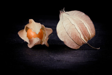 Altın Çilek ve siyah arkaplan