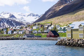 Fototapeta na wymiar Urlaub in Island, Rundtrip Ringstraße: Siglufjörður Hafen mit Boot