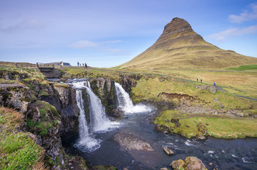 Urlaub in Island - Kirkjufellsfoss mit Berg