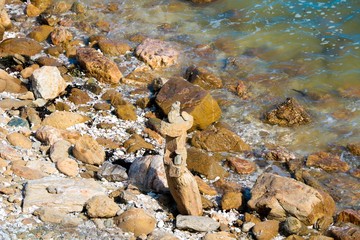 Pierres dans l'eau de mer