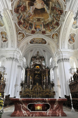 Blick zum Hochaltar der Basilika St. Martin in Weingarten, Baden-Württemberg, Deutschland, Europa