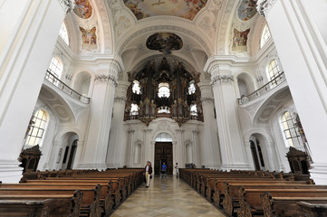 Fototapeta na wymiar Innenansicht mit Langhaus, Basilika St. Martin in Weingarten, Baden-Württemberg, Deutschland, Europa