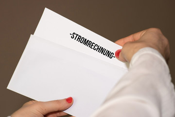 Eine Frau bekommt eine Stromrechnung