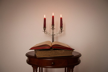 Lesen, alte Bücher, Kerzenleuchter