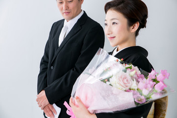 結婚式で感動する両親
