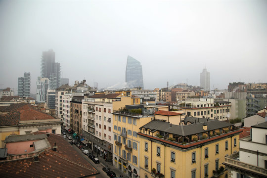 Milano nella nebbia e inquinamento