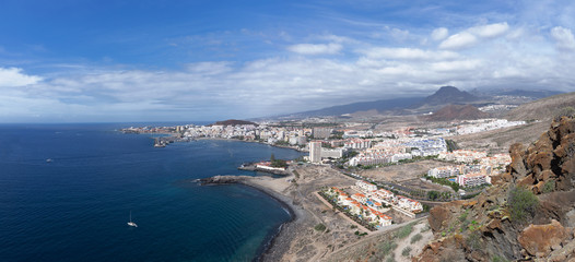 Fototapeta na wymiar Panorama Blick auf den Urlaubsort Los Cristianos, Teneriffa 