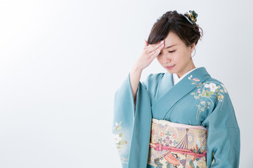 体調不良の着物姿の女性
