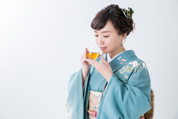 お茶を飲む着物姿の女性
