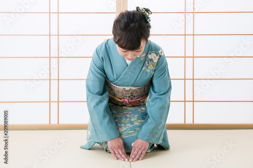 お辞儀する着物姿の女性 Wall Mural Wallpaper Murals Buritora お辞儀する着物姿の女性 Wall Mural Wallpaper Murals Buritora