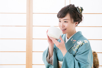 抹茶を飲む着物姿の女性
