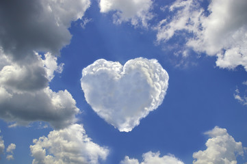 Fototapeta na wymiar Cloud in the form of heart
