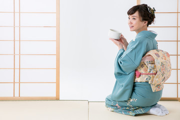 抹茶を飲む着物姿の女性
