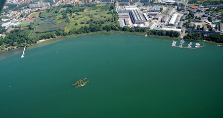 Neubrandenburg,  Tollensesee mit Gewerbegebiet Südstadt