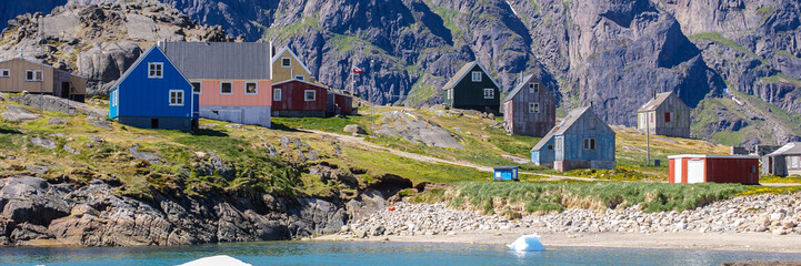 Fototapeta na wymiar colored houses bay with an inuit village - banner