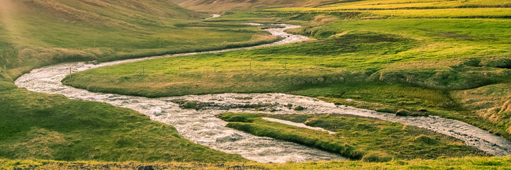 Fototapeta na wymiar iceland: panorama of a river crossing the landscape - Banner