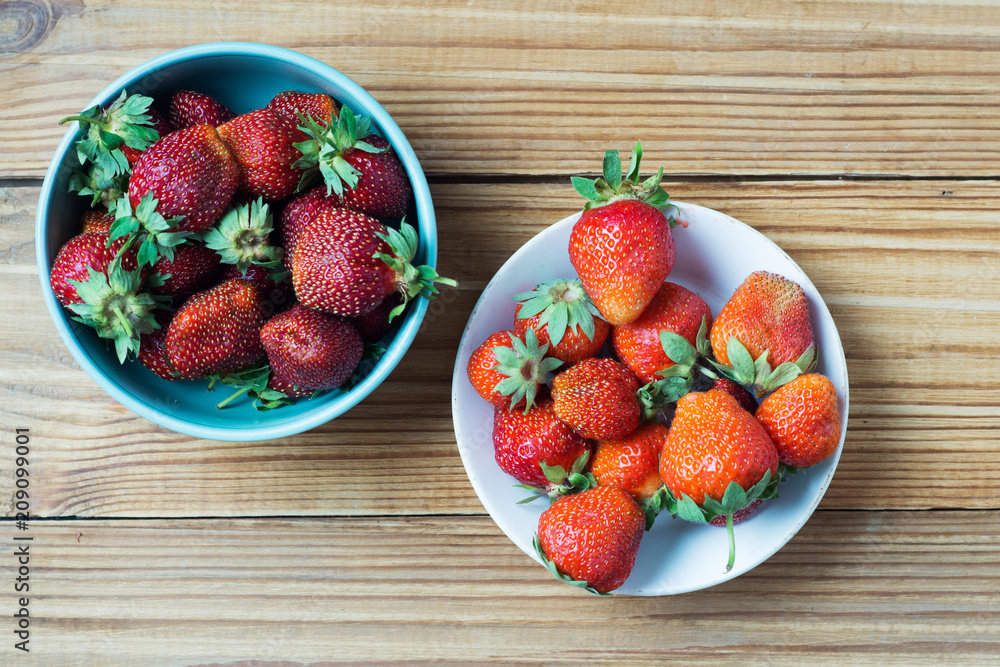 Wall mural two varieties of strawberries on plates