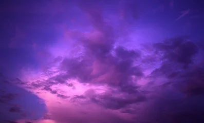 Crédence de cuisine en verre imprimé Tailler ciel violet avec des nuages