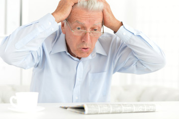 Fototapeta premium Senior man reading
