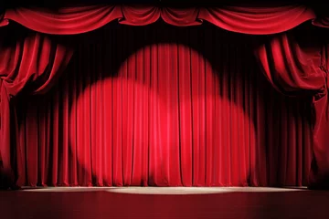 Fototapeten Theaterbühne mit roten Samtvorhängen mit Scheinwerfern © simone_n