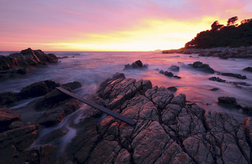 une magnifique couch&eacute; de soleil sur une c&ocirc;te rocheuse 
