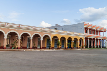 Fototapeta premium Houses at Parque Marti square in Remedios town, Cuba