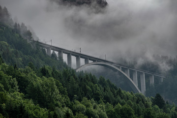 Brücke in den Wolken