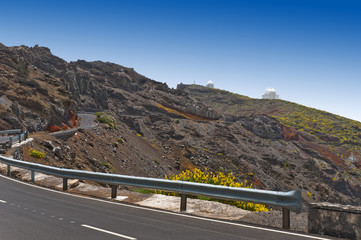 Strasse in einer fantastischen Bergwelt