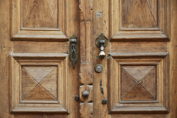 stare drewniane drzwi z ozdobnym mosiężnym okuciem - obrazy, fototapety, plakaty