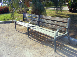 banco para sentarse en el jardín del parque