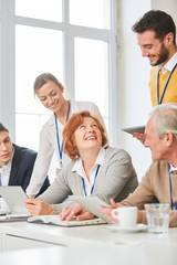 Team macht eine Schulung am Computer